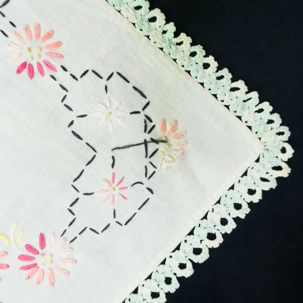 Set‎ of 4 Vintage Embroidered Linens Table Dresser Oval Rectangle Crochet Edge